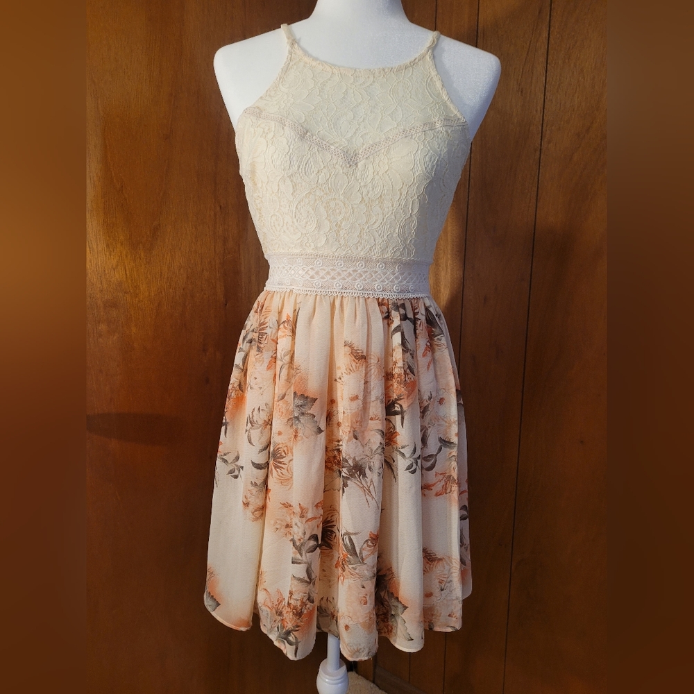 Dress juniors size 9, floral and lace, waist cutout, so pretty and cute!